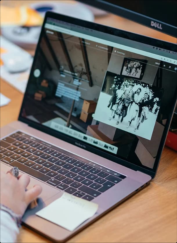 &why: lastseen Person testet das Lernspiel auf einem Laptop