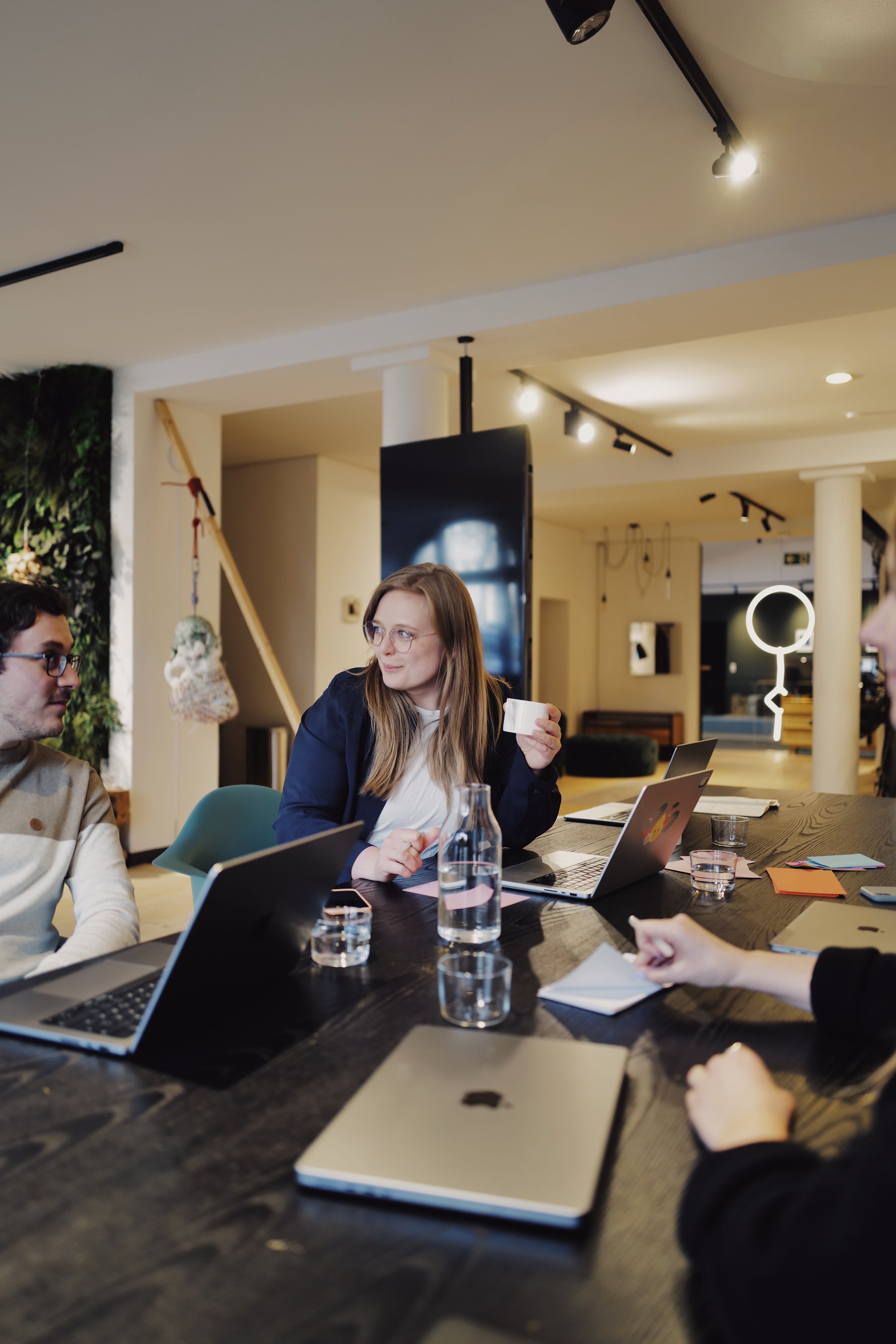Team arbeitet an einem Bürotisch von &why